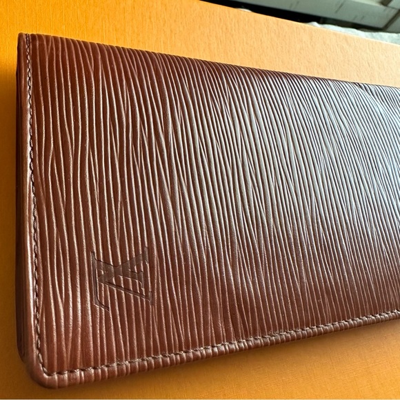 Louis Vuitton Epi Wallet Unisex - Picture 2 of 15